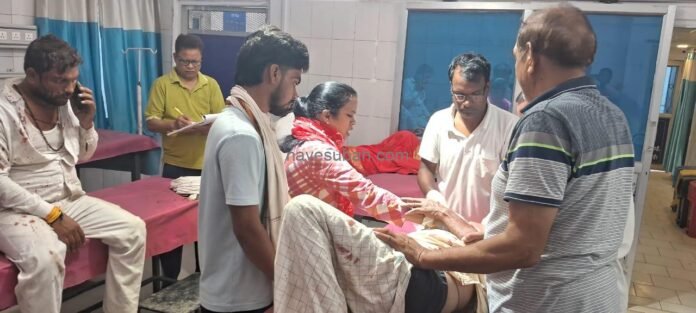 घायलों का इलाज करते चिकित्सक