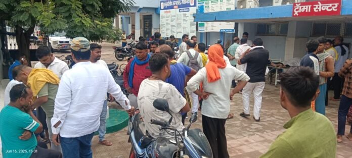 अनुमंडल अस्पताल में जुटी भीड़