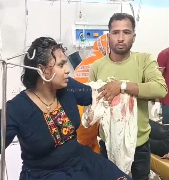 आरा सदर अस्पताल में इलाज के लिए लाई गई घायल महिला