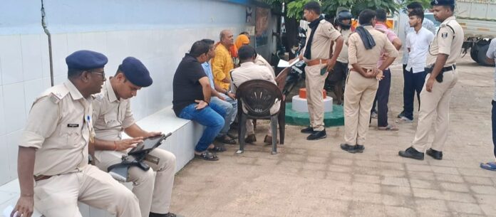 कागजी कार्यवाही पूरी करती थाना पुलिस व बगल में बैठे स्वजन