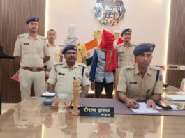 प्रेसवार्ता करते पुलिस अधीक्षक रौशन कुमार