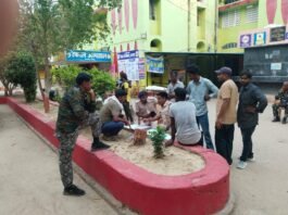 रेफरल अस्पताल में मौजूद भीड़
