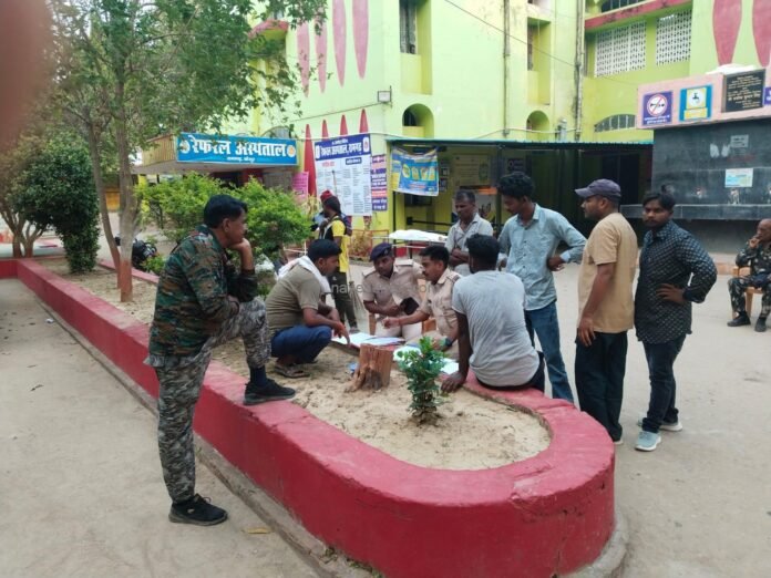 रेफरल अस्पताल में मौजूद भीड़