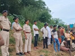 घटना स्थल पर मौजूद पुलिस व ग्रामीण
