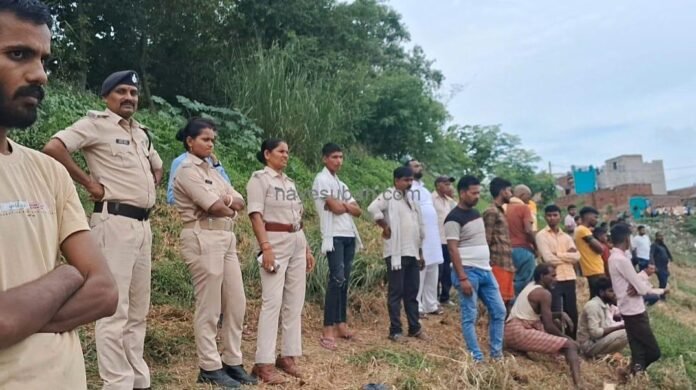 घटना स्थल पर मौजूद पुलिस व ग्रामीण