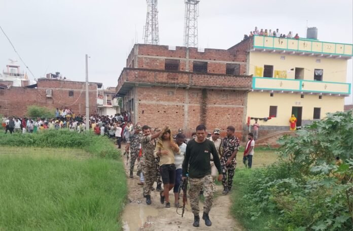अभियुक्त को गिरफ्तार कर ले जाती पुलिस