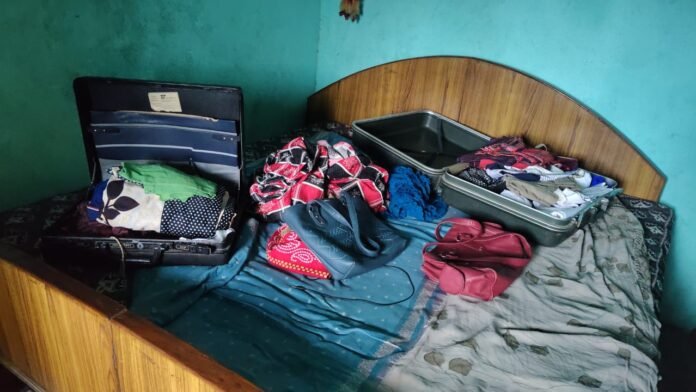 चोरी के बाद घर में बिखरा पड़ा समान