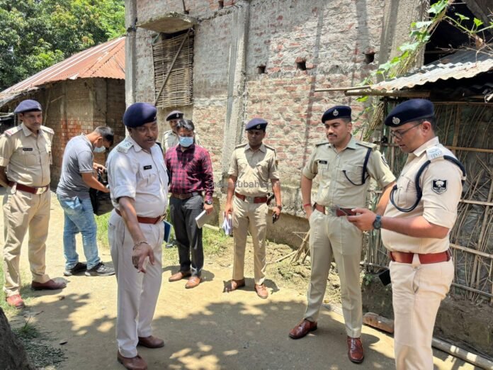 घटनास्थल पर छानबीन करती पुलिस