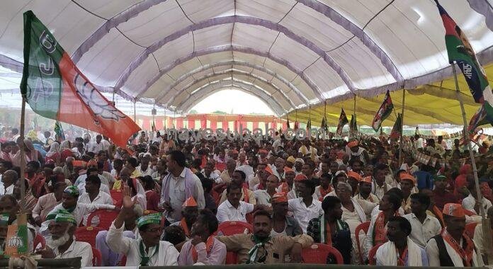 एनडीए कार्यकर्ता सम्मेलन में जूटी लोगों की भीड़