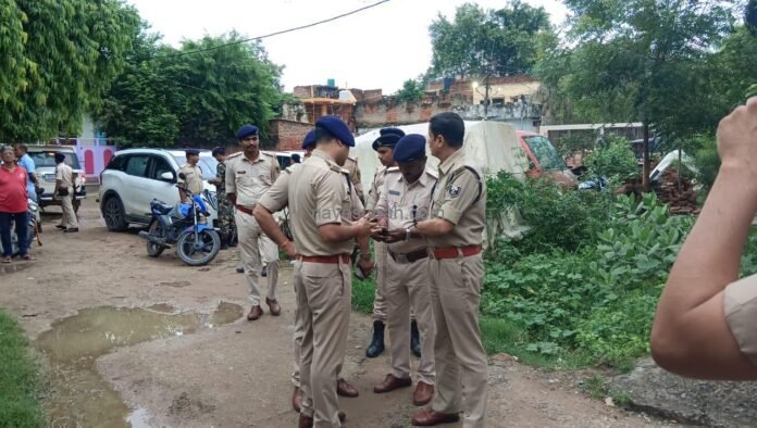 घटना स्थल पर जानकारी लेते एसपी