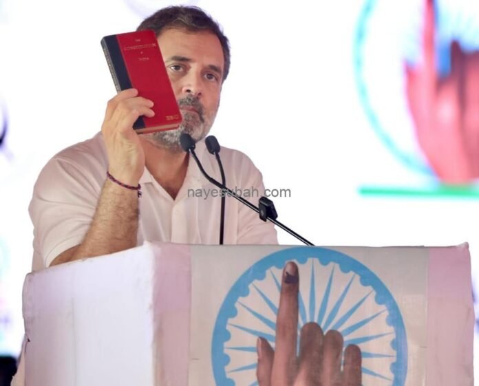 सासाराम में मंच से संबोधित करते राहुल गांधी