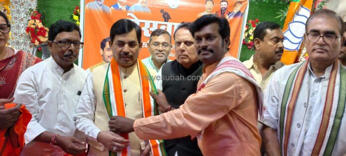 राष्ट्रीय प्रवक्ता शहनवाज हुसैन का स्वागत करते भाजपाई