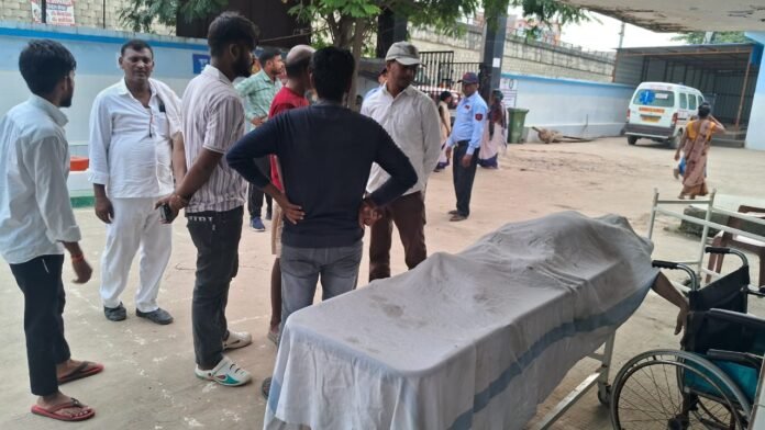 अस्पताल में शव के पास खड़े स्वजन