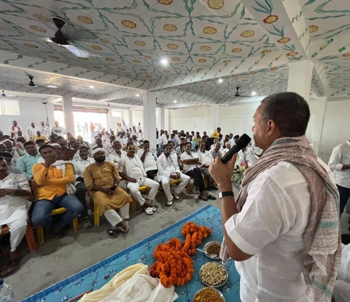 दुर्गावती में कार्यकर्ताओं को संबोधित करते बक्सर सांसद सुधाकर सिंह