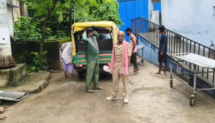 पोस्टमार्टम के लिए अस्पताल पहुंचा शव