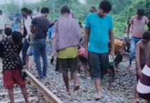 चलती ट्रेन से गिरा गांजा भरा बोरा, टूट पड़े लोग NS news