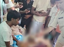 घटना को लेकर पूछताछ करती पुलिस