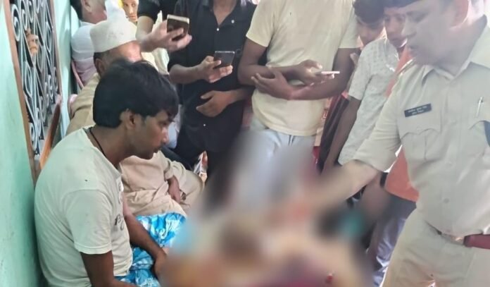 घटना को लेकर पूछताछ करती पुलिस