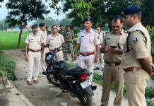 पंचायती के दौरान युवक को मारी गोली, जाँच में जुटी पुलिस एसपी अतुलेश झा घटनास्थल की जांच करते