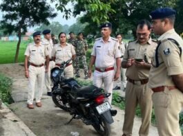 एसपी अतुलेश झा घटनास्थल की जांच करते
