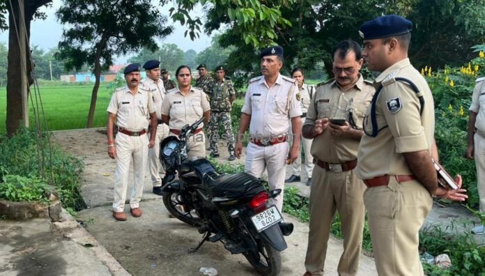 एसपी अतुलेश झा घटनास्थल की जांच करते