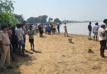 सोन नद पार कर रही नाव पलटी 6 महिलाएं लापता, 1 का शव बरामद औरंगाबाद में सोन नद किनारे लगी भीड़