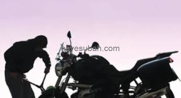 दरवाजे पर खड़ी बाइक चोरी