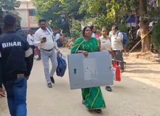 मतदान सामग्री और ईवीएम लेकर मतदान कर्मी बूथों के लिए रवाना, सुरक्षा के कड़े इंतज़ाम