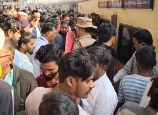 चलती ट्रेन को पकड़ने की कोशिश में यात्री की हुई दर्दनाक मौत NS News