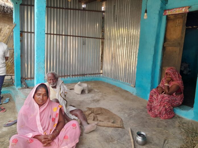 शोकाकुल परिवार