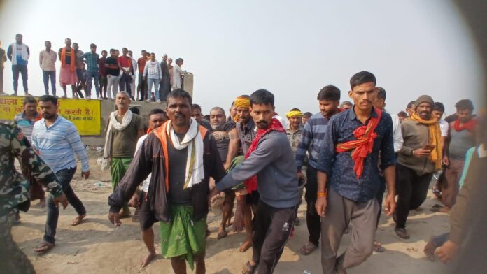 घायल अपराधी को उठा कर ले जाते ग्रामीण