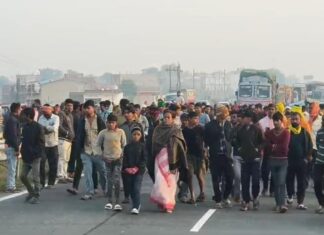 कैमूर में दर्दनाक सड़क दुर्घटना, शादी से लौट रहे लोगों की टेंपो को ट्रक ने मारी टक्कर — एक की मौत, आठ घायल