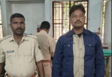 कुर्की-जब्दी को पहुंची पुलिस, आरोपी सहित दो गिरफ्तार