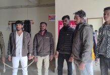 रंजिश को लेकर दर्जनों बदमाशों ने घर पर बोला हमला, मारपीट व फायरिंग; ग्रामीणों ने खदेड़ा, 5 बाइक छोड़कर फरार, 5 गिरफ्तार