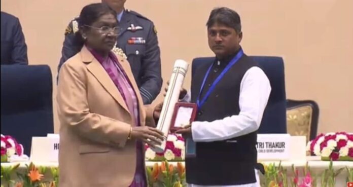 राष्ट्रपति से पुरस्कार प्राप्त करते दिवंगत कमलेश के पिता