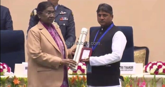 राष्ट्रपति से पुरस्कार प्राप्त करते दिवंगत कमलेश के पिता