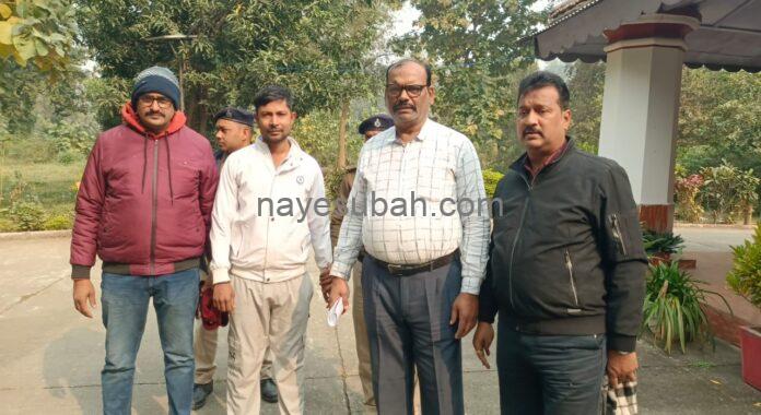 निगरानी टीम के साथ गिरफ्तार कंप्यूटर ऑपरेटर चंदन कुमार
