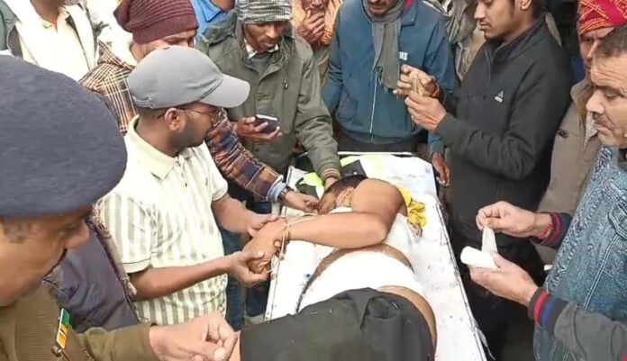 घायल का इलाज होते हुए।