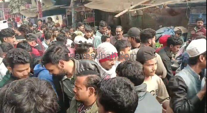 हंगामा करते लोग