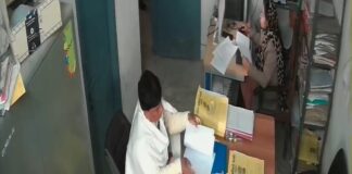 सरकारी दफ्तर से अहम दस्तावेज चोरी करने के आरोप में पूर्व मुखिया गिरफ्तार, CCTV फुटेज से हुआ खुलासा