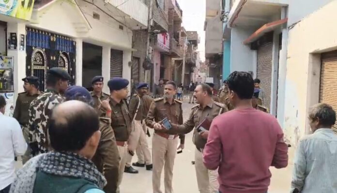 एसपी जांच करते हुए|