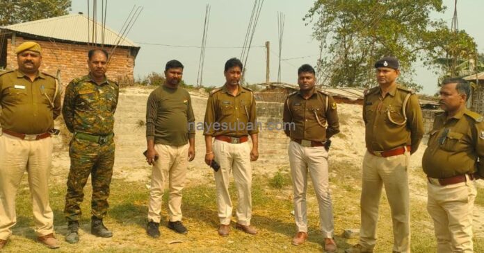 घटनास्थल पर कैप करती पुलिस