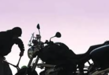 हाटा बाजार में दिनदहाड़े बाइक गायब: होटल में नाश्ता कर रहे युवक को लगा झटका