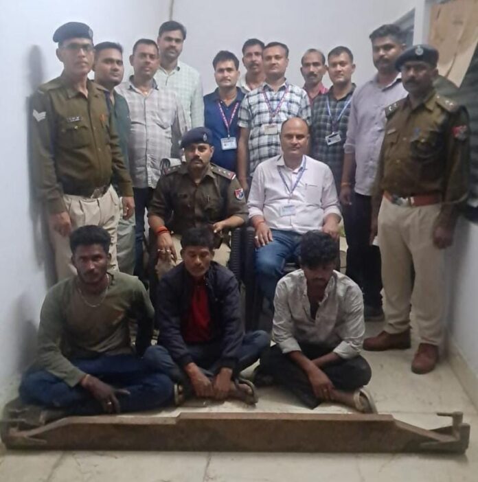 आरपीएफ की गिरफ्त में चोरी के लोहे के साथ चोर