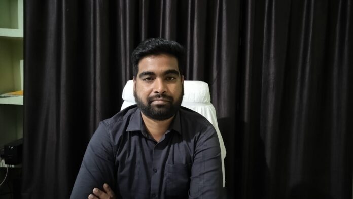 जानकारी देते प्रखंड विकास पदाधिकारी सह निर्वाची पदाधिकारी