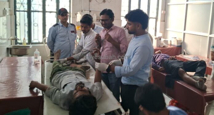 घायलों का इलाज करते चिकित्सक व कर्मी