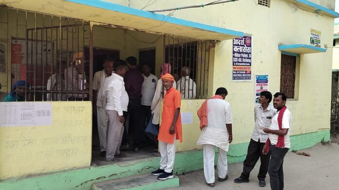 चुनाव चिन्ह लेने के लिए जुटी भीड़