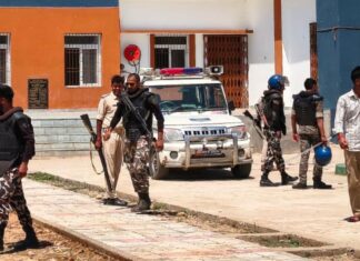 मतदाता सूची विवाद ने बढ़ाया बवाल: भीतरीबांध पैक्स चुनाव टला, समर्थकों की भिड़ंत में कई घायल घटना स्थल पर मौजूद पुलिस