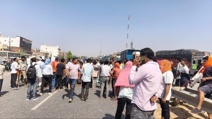 अस्पताल प्रबंधन के खिलाफ नाराजगी के बाद सड़क जाम करने के बाद लगी लोगों की भीड़