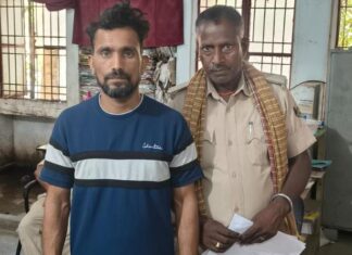 कुर्की से पहले ही दबोचा गया फरार आरोपी: पुलिस पहुंची घर, मौके पर ही हुई गिरफ्तारी NS News